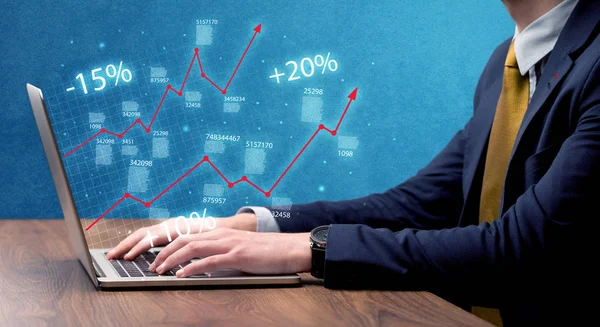 Продавец работает на графике с ноутбуком — стоковое фото