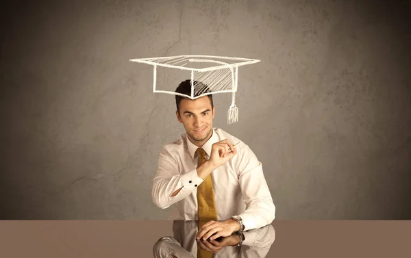 Feliz universidad graduado dibujo sombrero académico — Foto de Stock