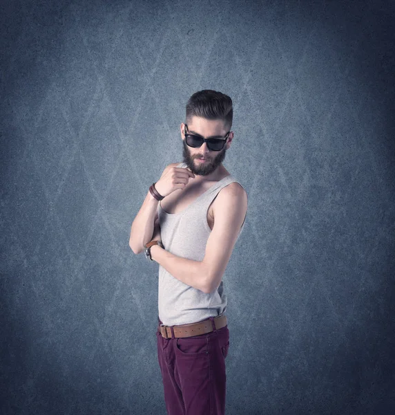 Hipster barbu debout dans des vêtements élégants — Photo