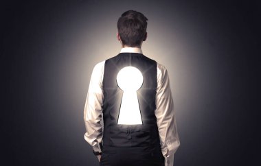 Önünde duran siyah bir duvara işadamı