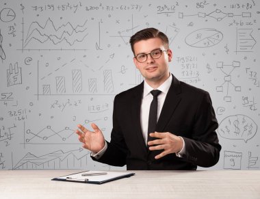 Masada oturan bir iş adamı.