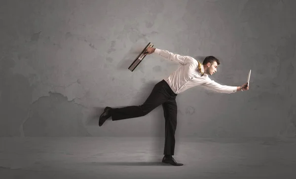 Ejecutando hombre de negocios con dispositivo en la mano — Foto de Stock