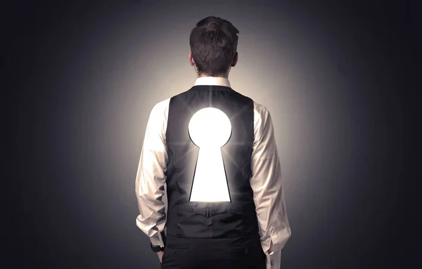 Empresário em pé na frente em uma parede preta — Fotografia de Stock