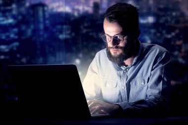 İşadamı gece ofiste