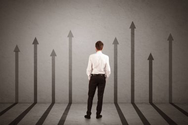 Satış kişi oklar duvar kavramı üzerinde bakarak