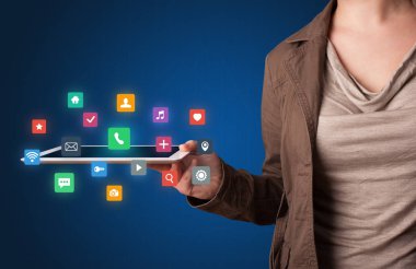 Kadın holding tablet Multimedya grafik ile