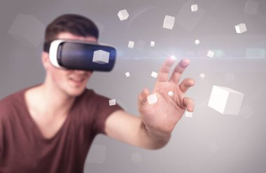 Adam sanal gerçeklik gözlüğü takıyor.