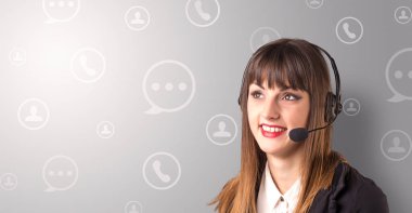 Genç kadın telemarketer