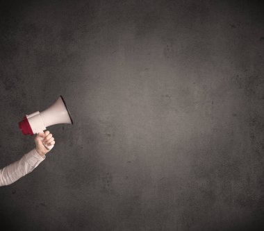 Düz arka plan üzerinde megafon