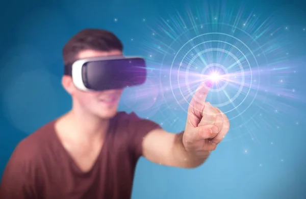 Man met een virtual reality bril — Stockfoto