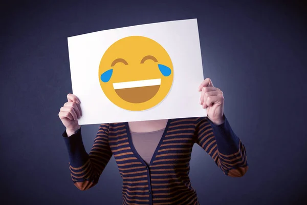 Femme tenant du papier avec émoticône riant — Photo