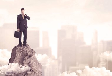 Tehlikeli cliff üzerinde emin iş adamı