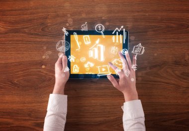 Tablet üzerinde çalışan eller iş