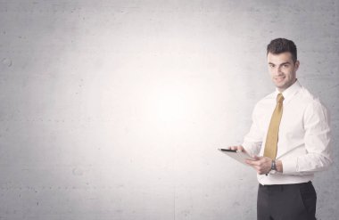 Açık arka plan ile zarif işadamı