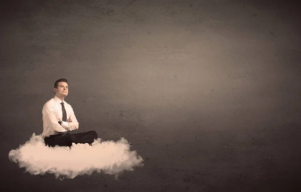 Hombre sentado en una nube con fondo liso — Foto de Stock