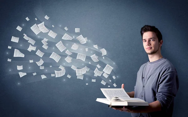 Joven hombre sosteniendo libro — Foto de Stock