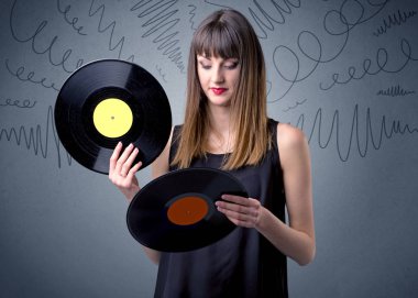 Vinil kaydı tutan kadın