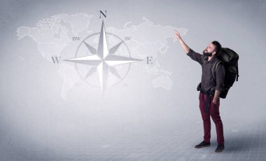 Sırt çantalı genç adam.