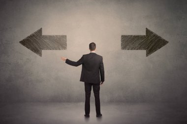 İki gr önünde duran bir karar alarak iş adamı