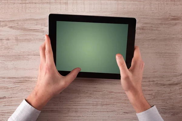 Mãos de negócios segurando tablet — Fotografia de Stock