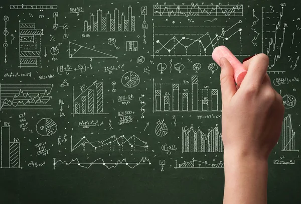 Een ondernemer die gegevens op schoolbord tekent — Stockfoto