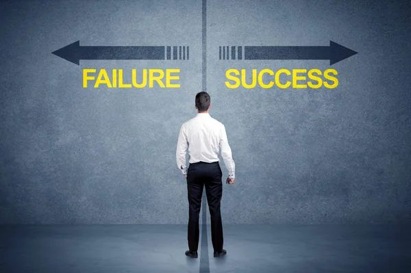 Επιχειρηματίας που στέκεται μπροστά από την επιτυχία και αποτυχία conce βέλος — Φωτογραφία Αρχείου