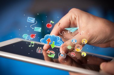 Tablet ile sosyal simgeler dokunmadan parmak