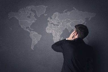 Dünya haritası olan iş adamı