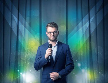 İşadamı holding mikrofon