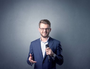 İşadamı holding mikrofon