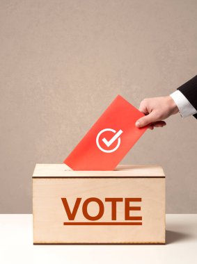 Erkek el oy oy sandığı koyarak kapatın