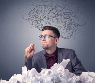 İşadamı buruşuk kağıt üzerinde