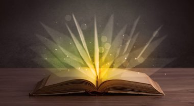 Kitap üzerinde sarı ışık 