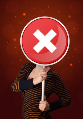 Tutan kadın x işareti