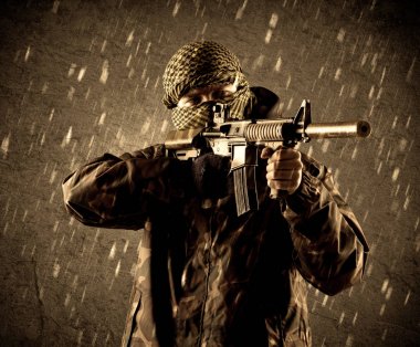 Tehlikeli ağır silahlı terörist asker grungy ra maske ile