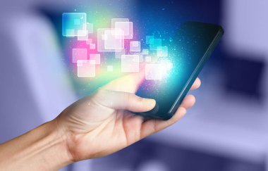 Soyut parlayan kareler ile akıllı telefon tutan el