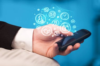 El smartphone telefon app seçenekleri ile tutarak