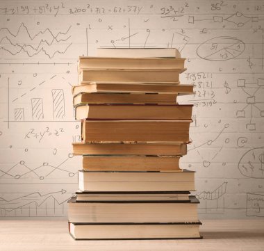 Karalama stilinde yazılmış matematik formülleri olan bir yığın kitap.