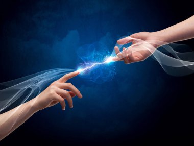 Uzayda parmakları birbirine bağlayan eller