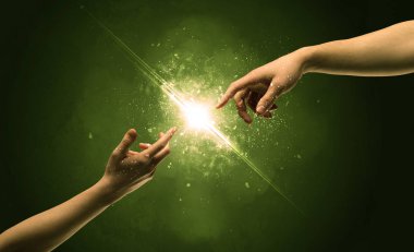 Dokunan kollar parmak ucunda kıvılcım saçıyor.