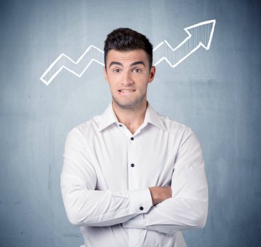 Grafik ok ile gülümseyen iş adamı