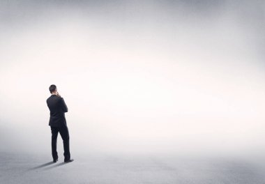 Boş beyaz arkaplanı olan satıcı