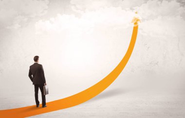 Turuncu ok üzerinde duran iş kişi