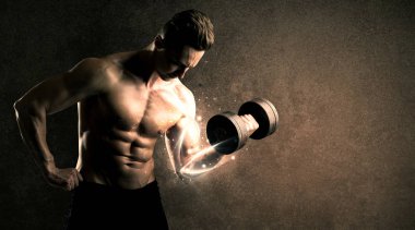 Vücut geliştirici enerji dolu beyaz çizgiler konseptiyle ağırlık kaldırıyor