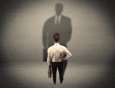 İş adamı büyük gölge kavramına bakıyor