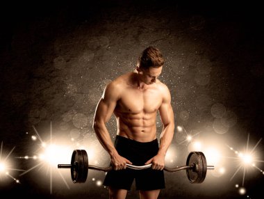 Güçlü seksi erkek vücut çalışıyor.