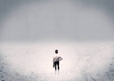 Kentsel boş alanda duran iş adamı