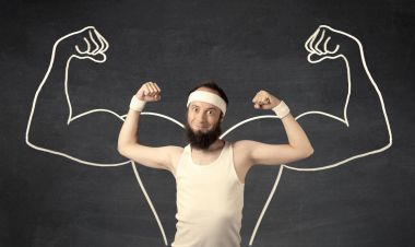 Çekici kasları olan zayıf genç bir adam.