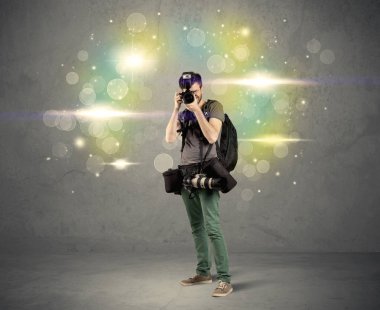 Yanıp sönen ışıkları olan fotoğrafçı