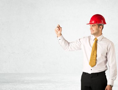 Boşlukta çizim yapan genç mimar